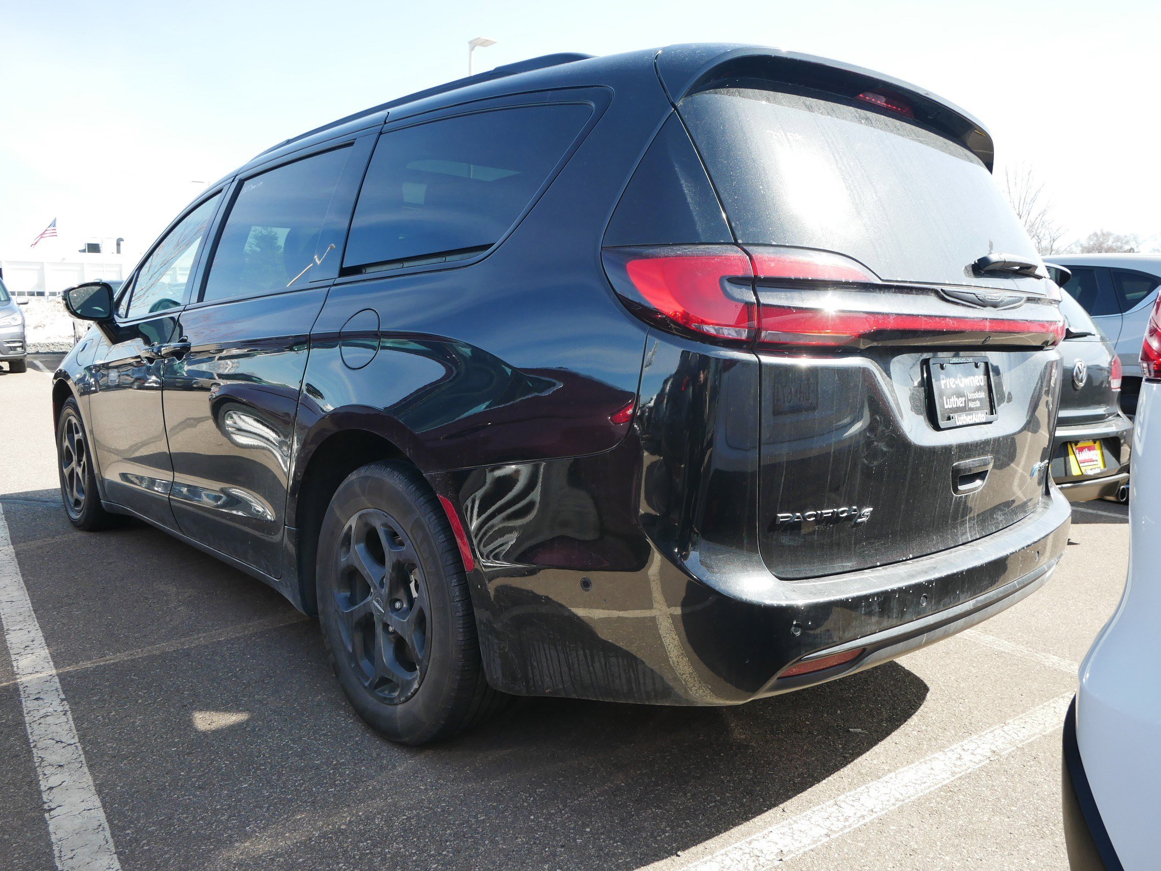 Used 2024 Chrysler Pacifica Premium image 4
