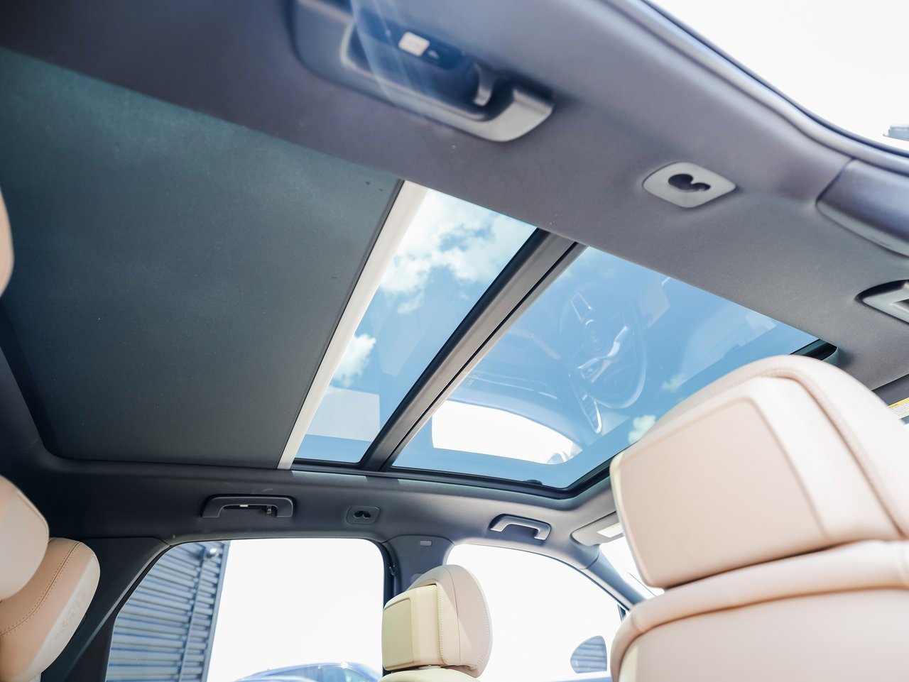 Certified 2023 Porsche Cayenne Platinum Edition image 29