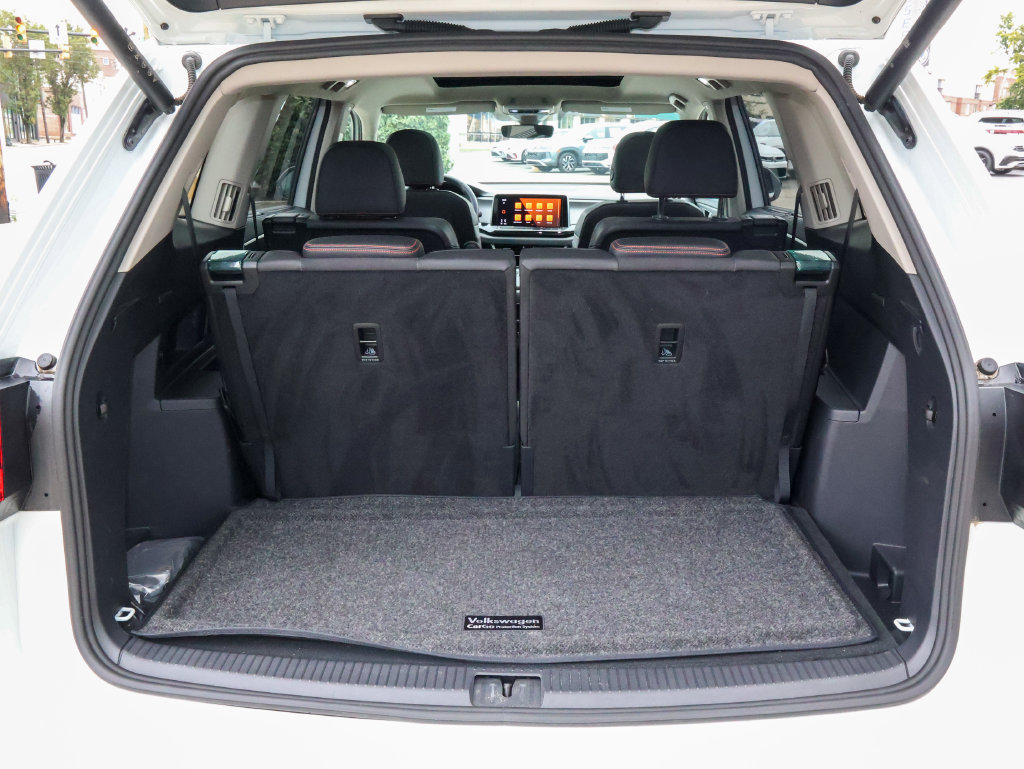 Certified 2025 Volkswagen Atlas Peak Edition SE AWD/4WD image 10