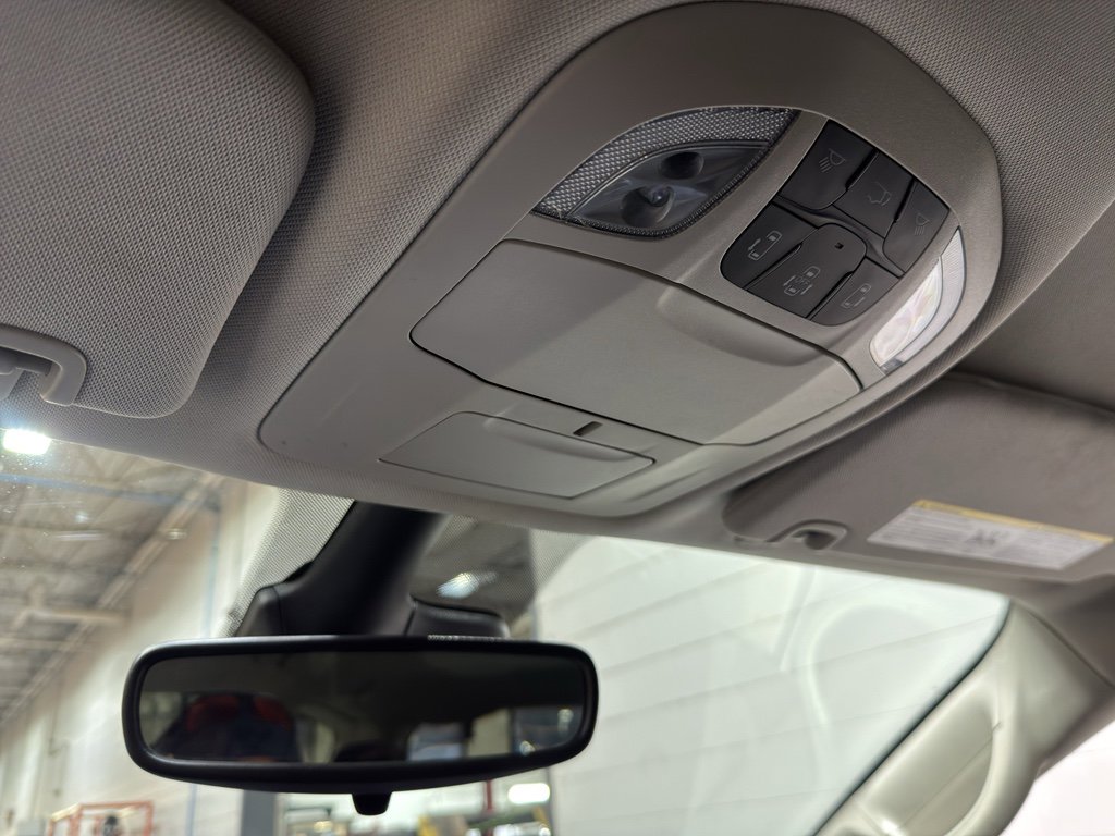 Used 2023 Chrysler Voyager LX image 35