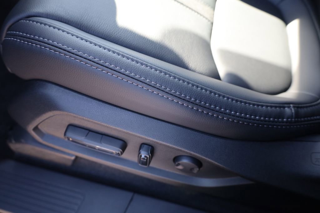 New 2025 Honda Pilot Touring image 13