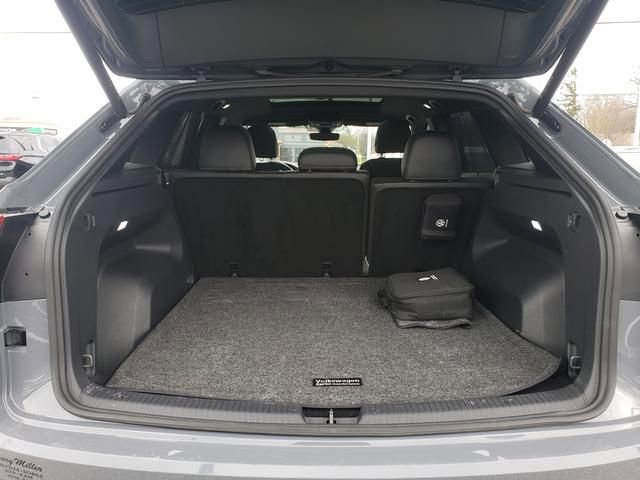 Used 2024 Volkswagen Atlas Cross Sport SE w/ Panoramic Sunroof Package image 5