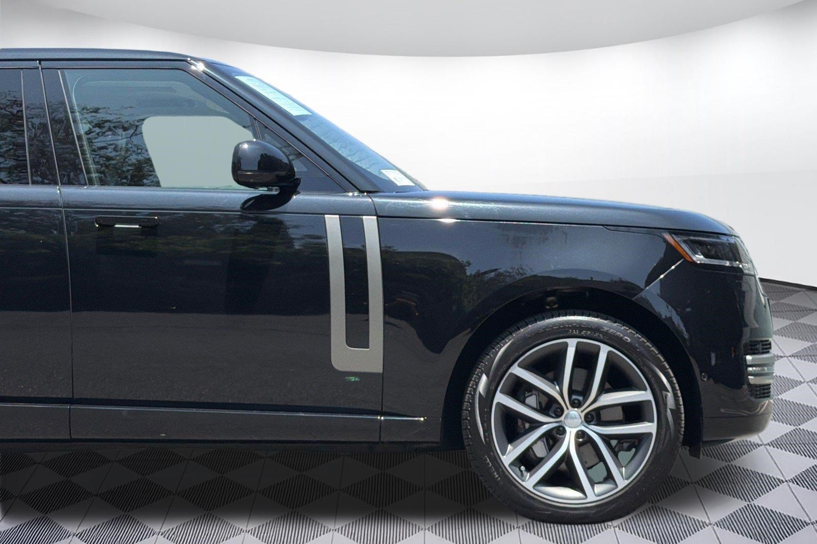 Certified 2025 Land Rover Range Rover SE AWD/4WD image 35