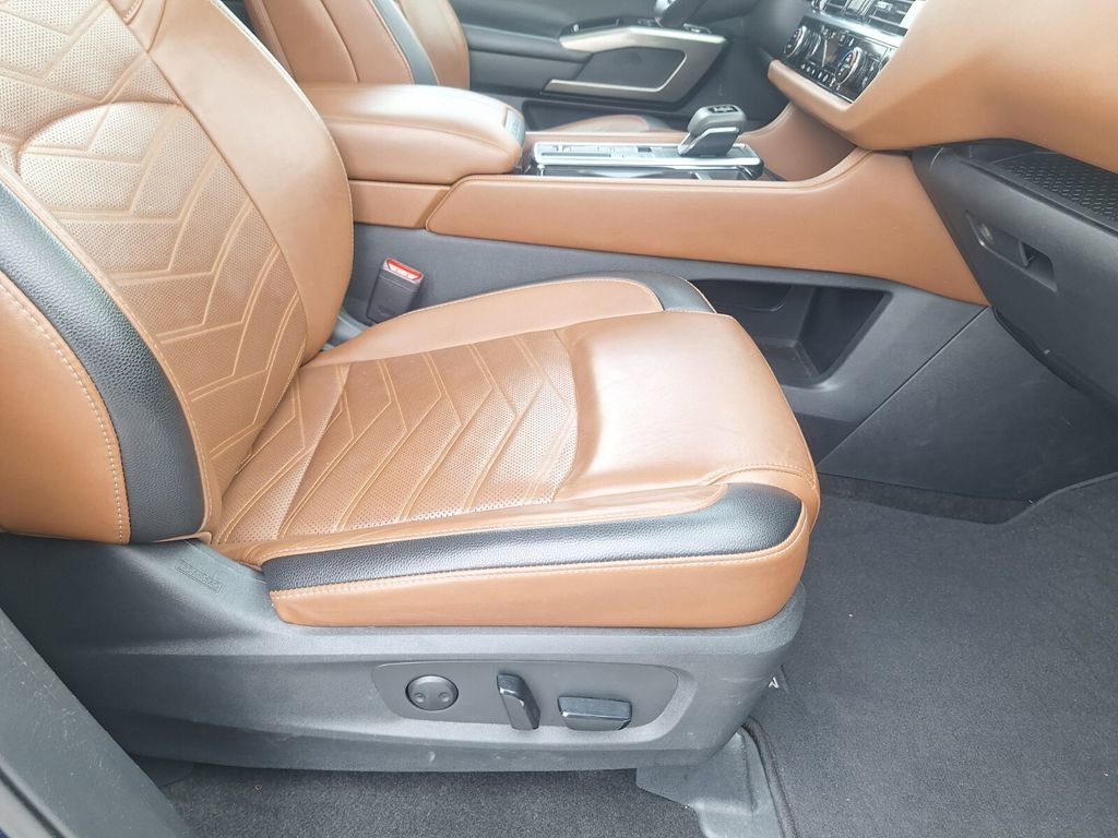 Used 2024 Nissan Pathfinder Platinum FWD image 31