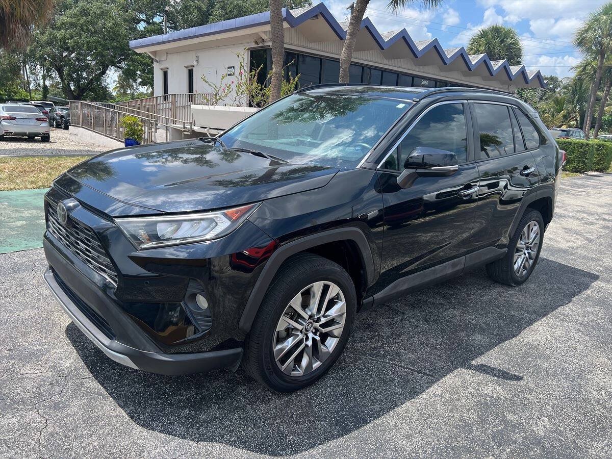 Used 2019 Toyota RAV4 Limited w/ Cold Weather Package FWD image 2