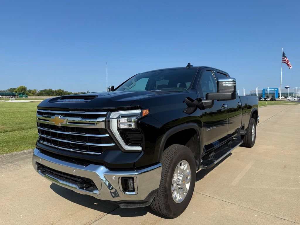 Used 2026 Chevrolet Silverado 2500 LTZ w/ LTZ Premium Package AWD/4WD image 8
