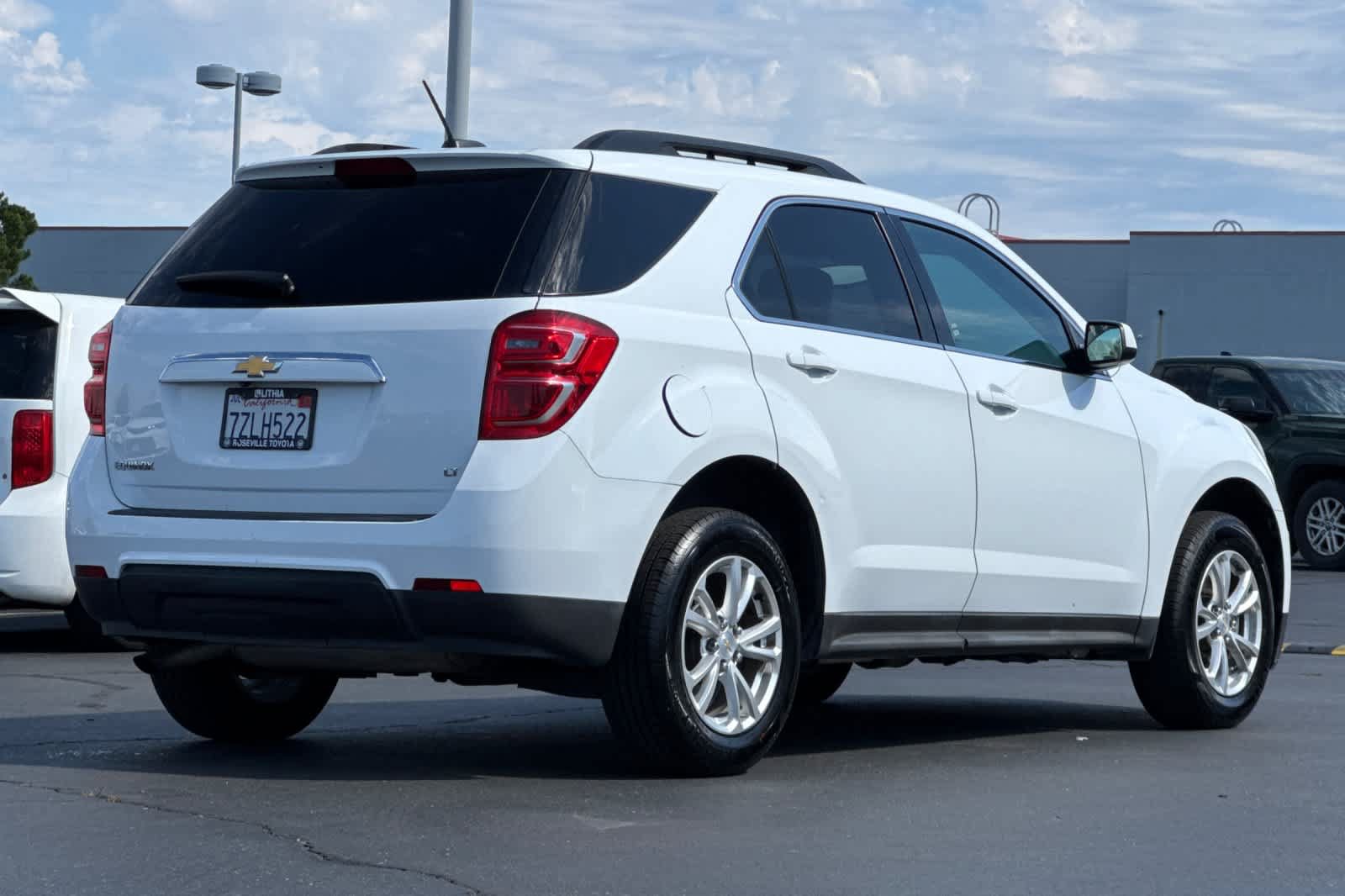 Used 2017 Chevrolet Equinox LT w/ Convenience Package FWD image 2