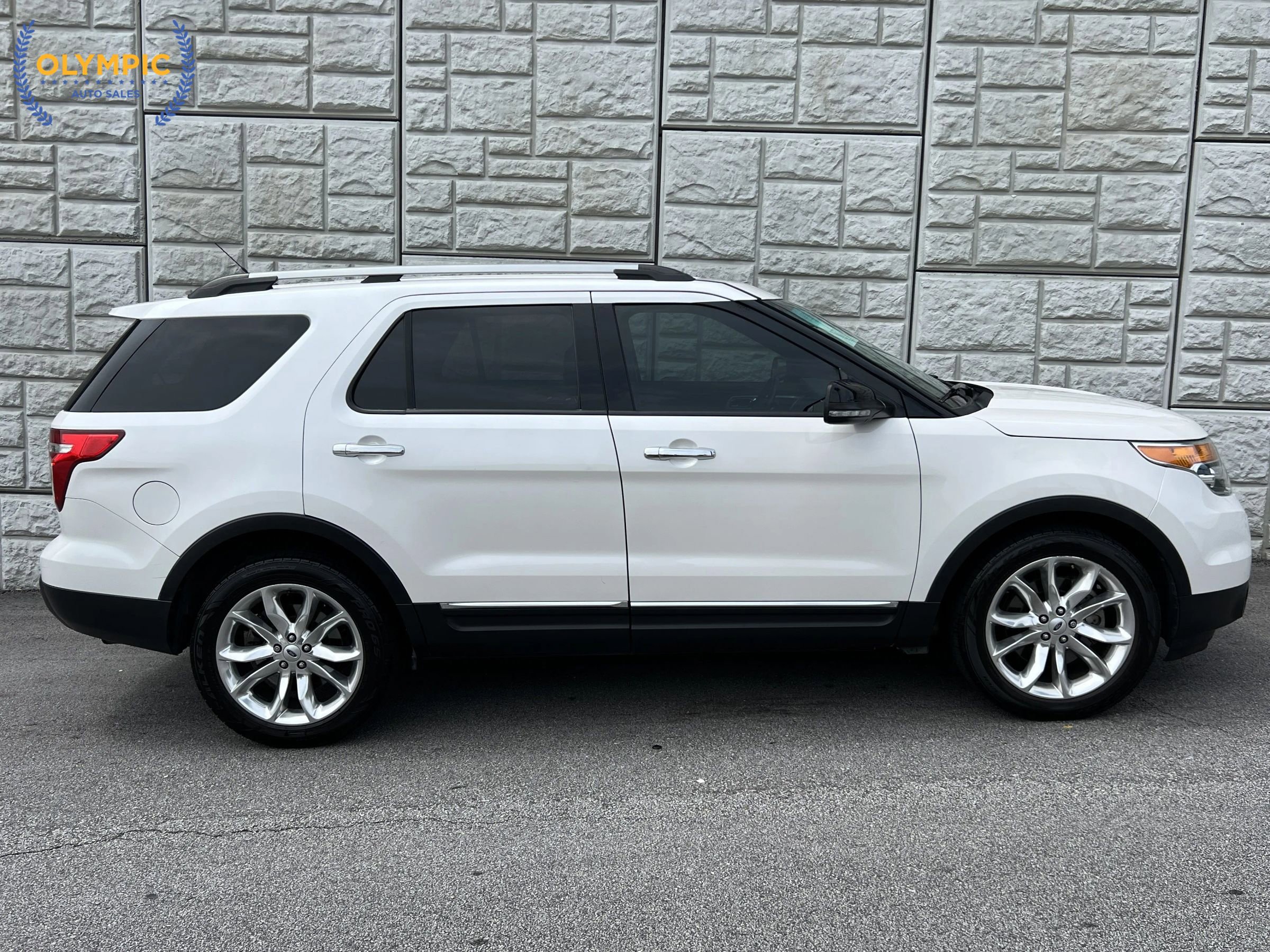 Used 2014 Ford Explorer XLT w/ Equipment Group 202A FWD image 8