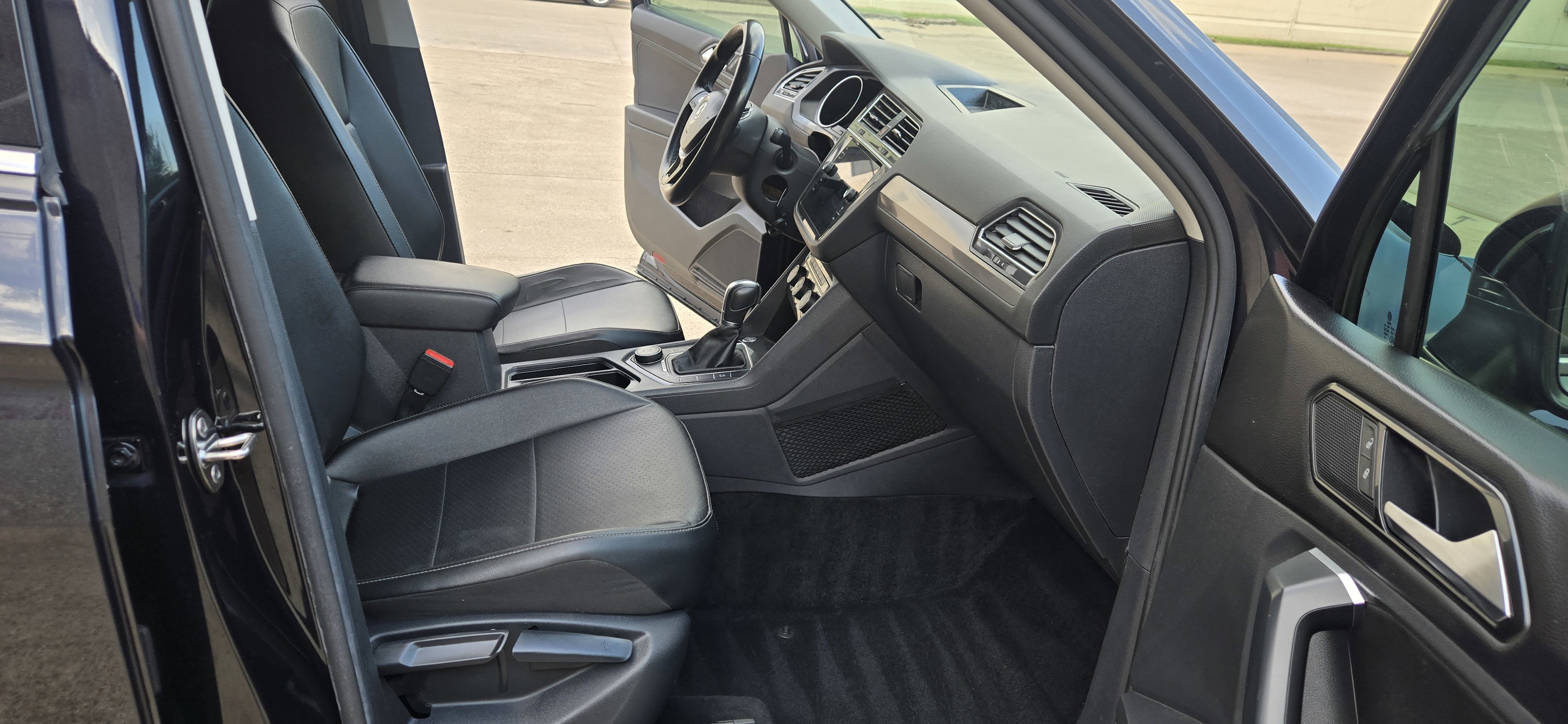 Used 2018 Volkswagen Tiguan SEL image 22