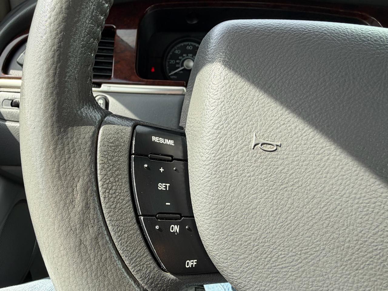 Used 2007 Lincoln Town Car Signature RWD image 19
