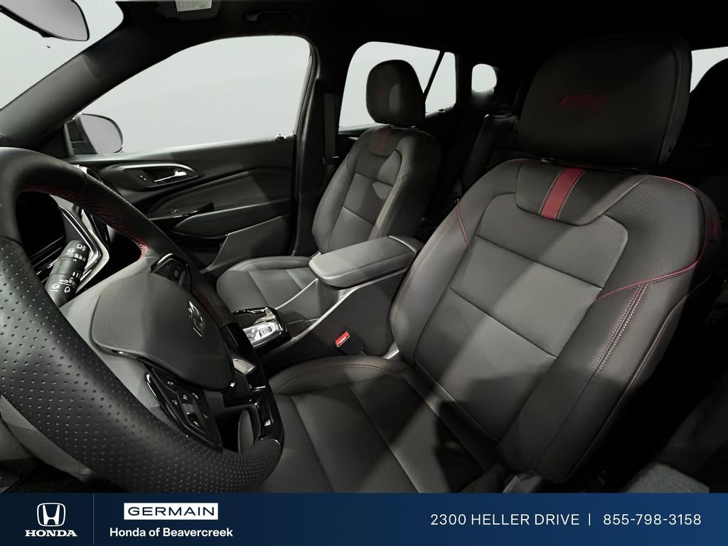 Used 2025 Chevrolet Trax RS w/ Sunroof Package FWD image 23