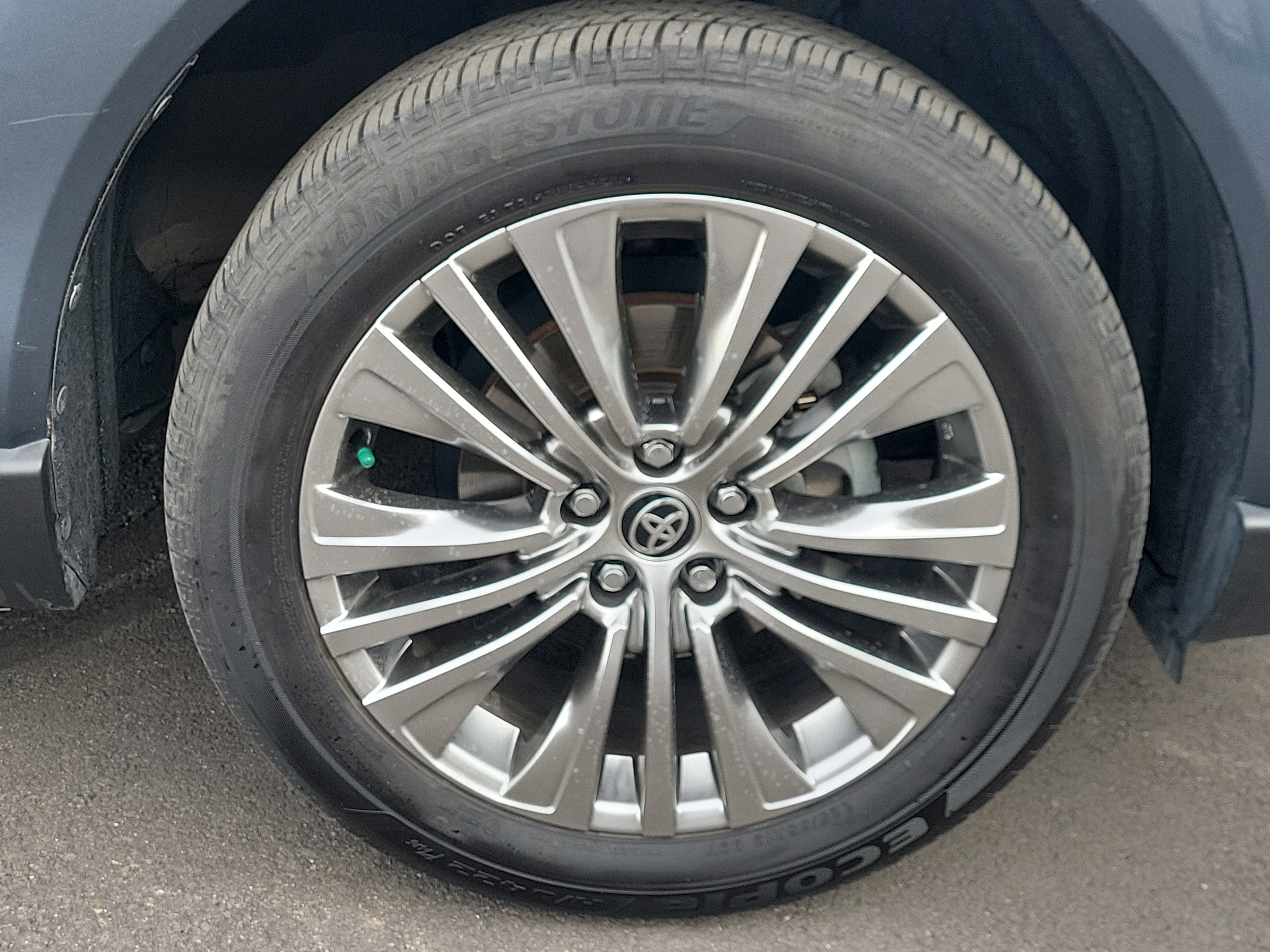 Used 2021 Toyota Venza LE image 20