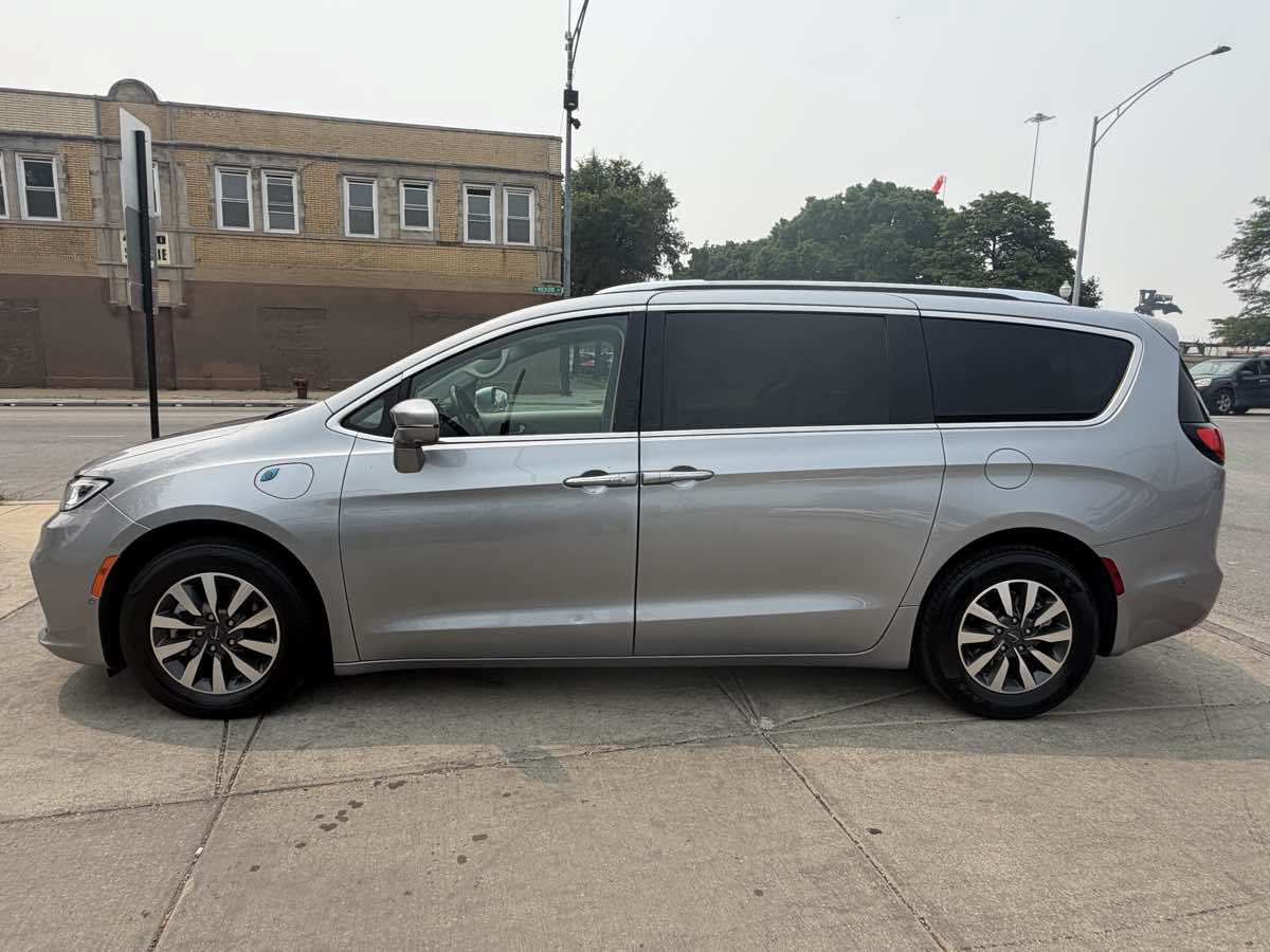 Used 2021 Chrysler Pacifica Touring-L FWD image 8
