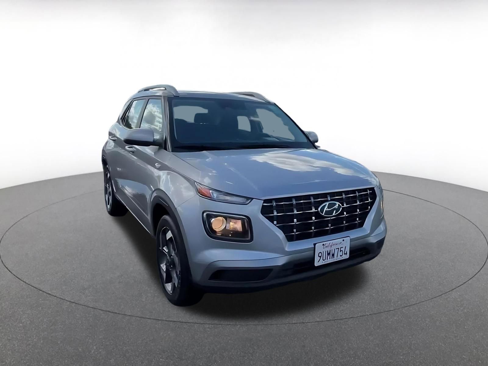 Used 2025 Hyundai Venue SEL FWD image 3