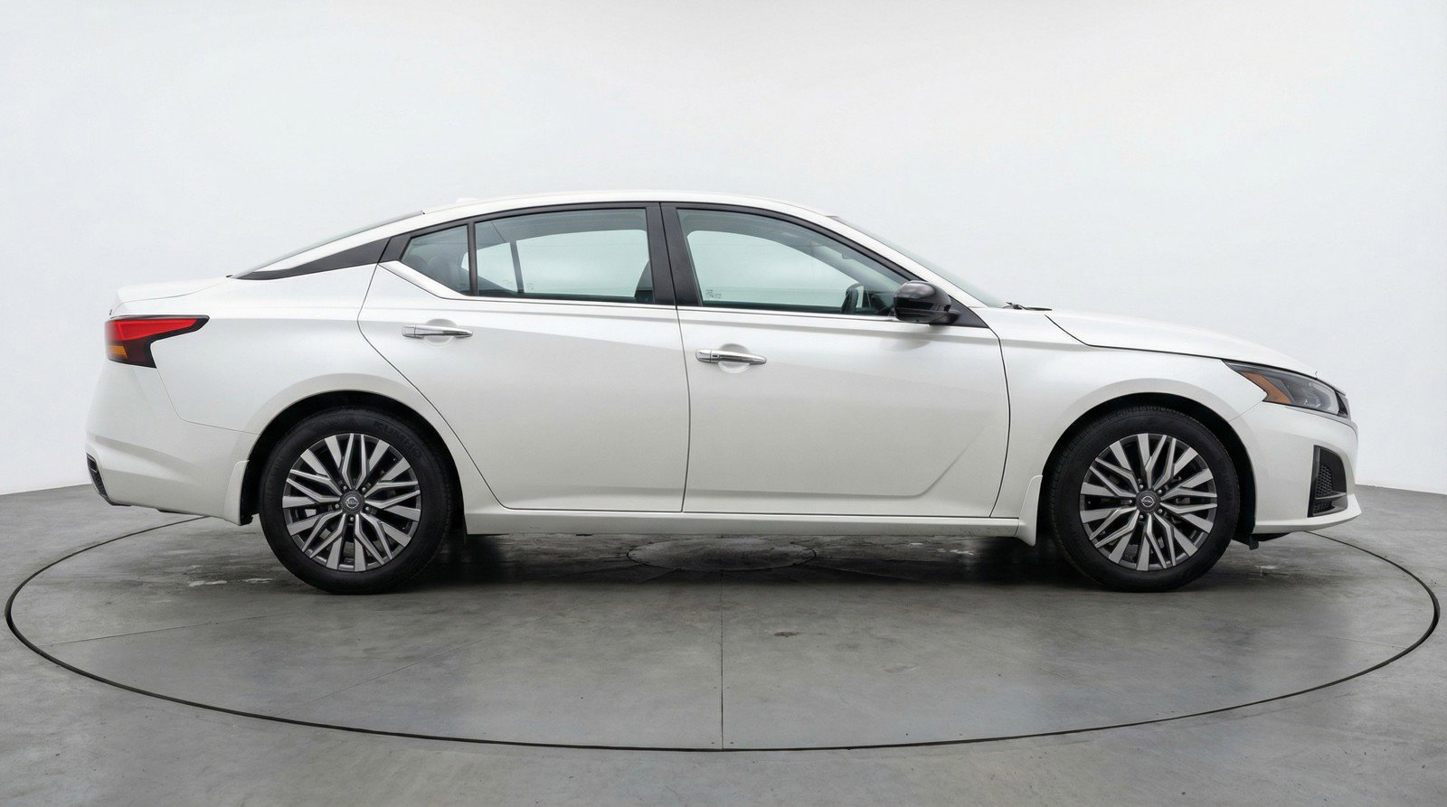 Used 2025 Nissan Altima 2.5 SV FWD image 11