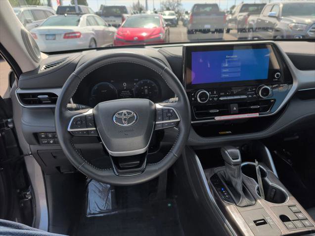 Certified 2025 Toyota Highlander Platinum image 6