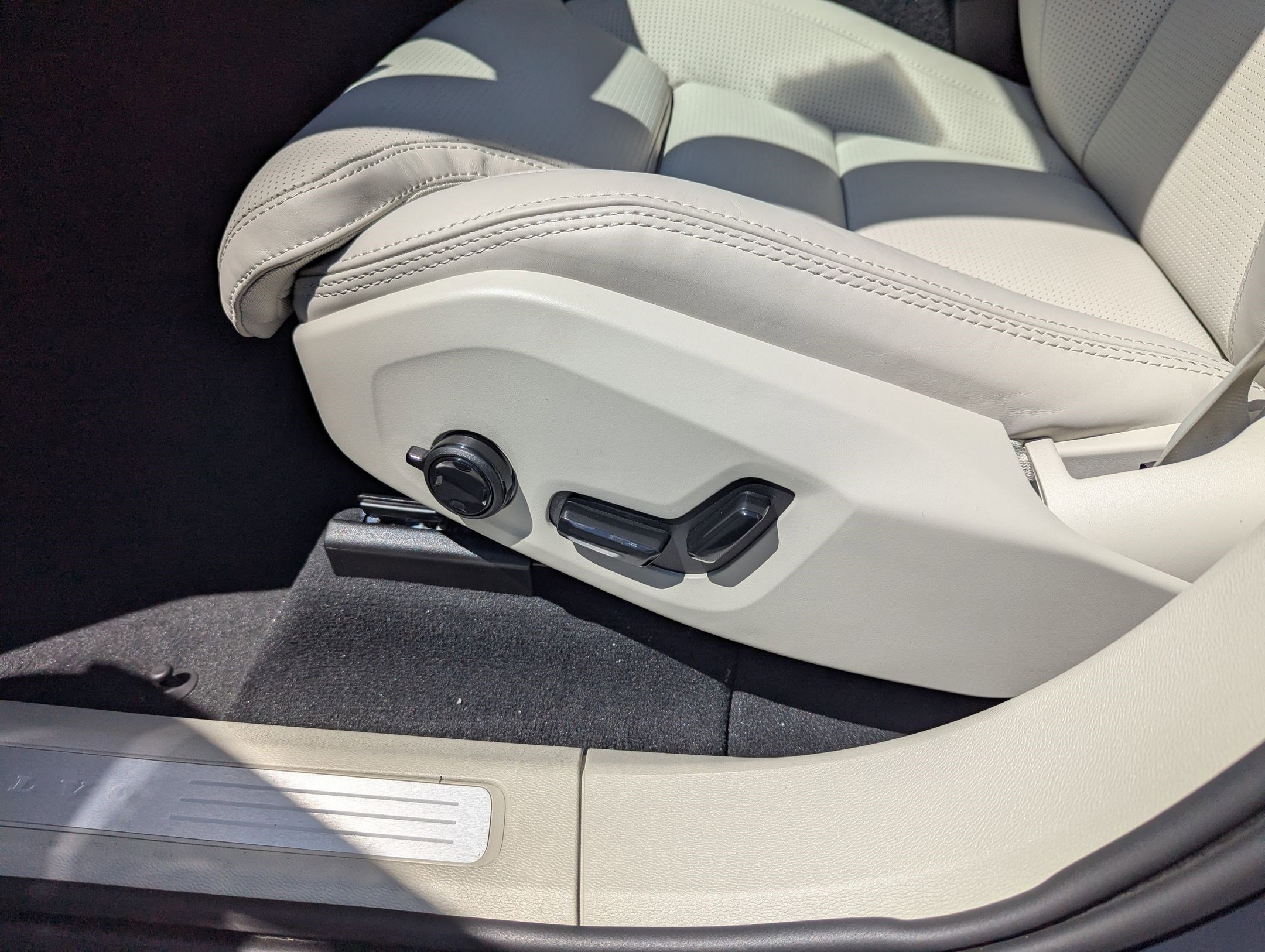 New 2026 Volvo XC60 B5 Ultra w/ Protection Package Premier image 9