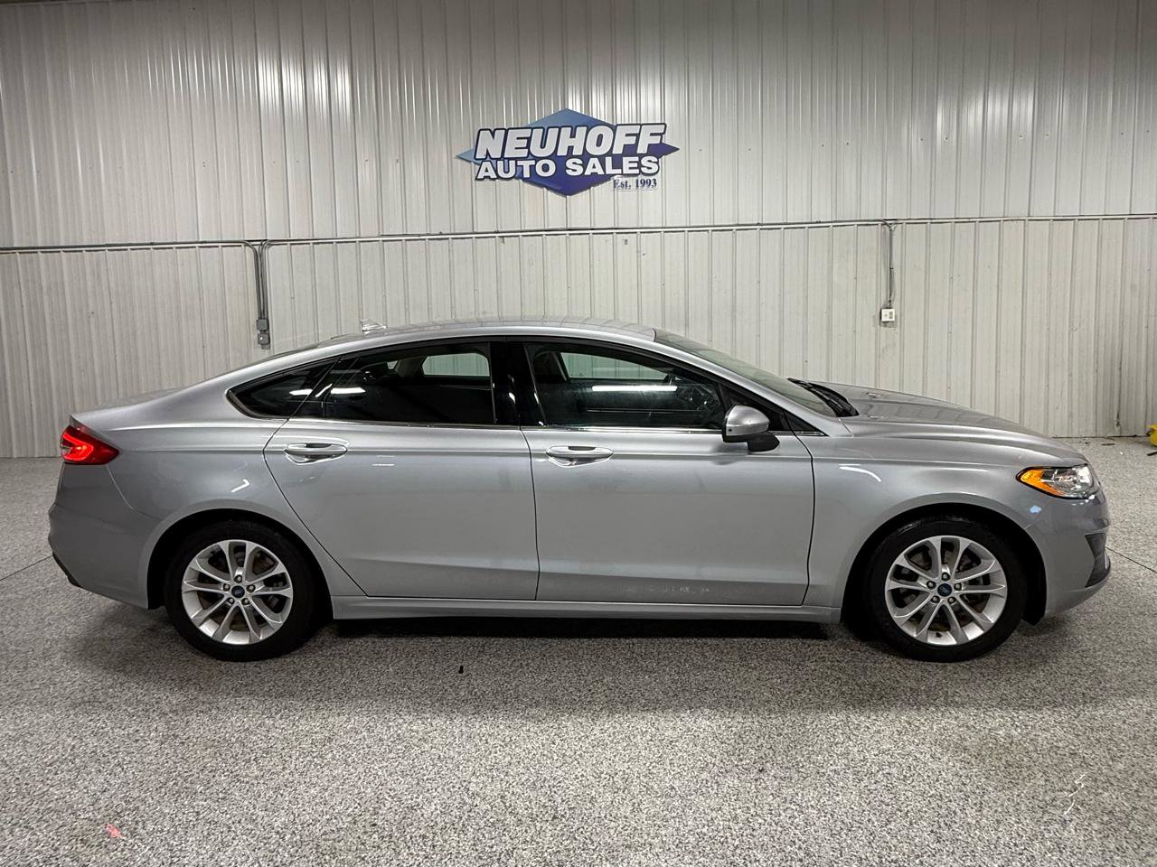 Used 2020 Ford Fusion SE image 1