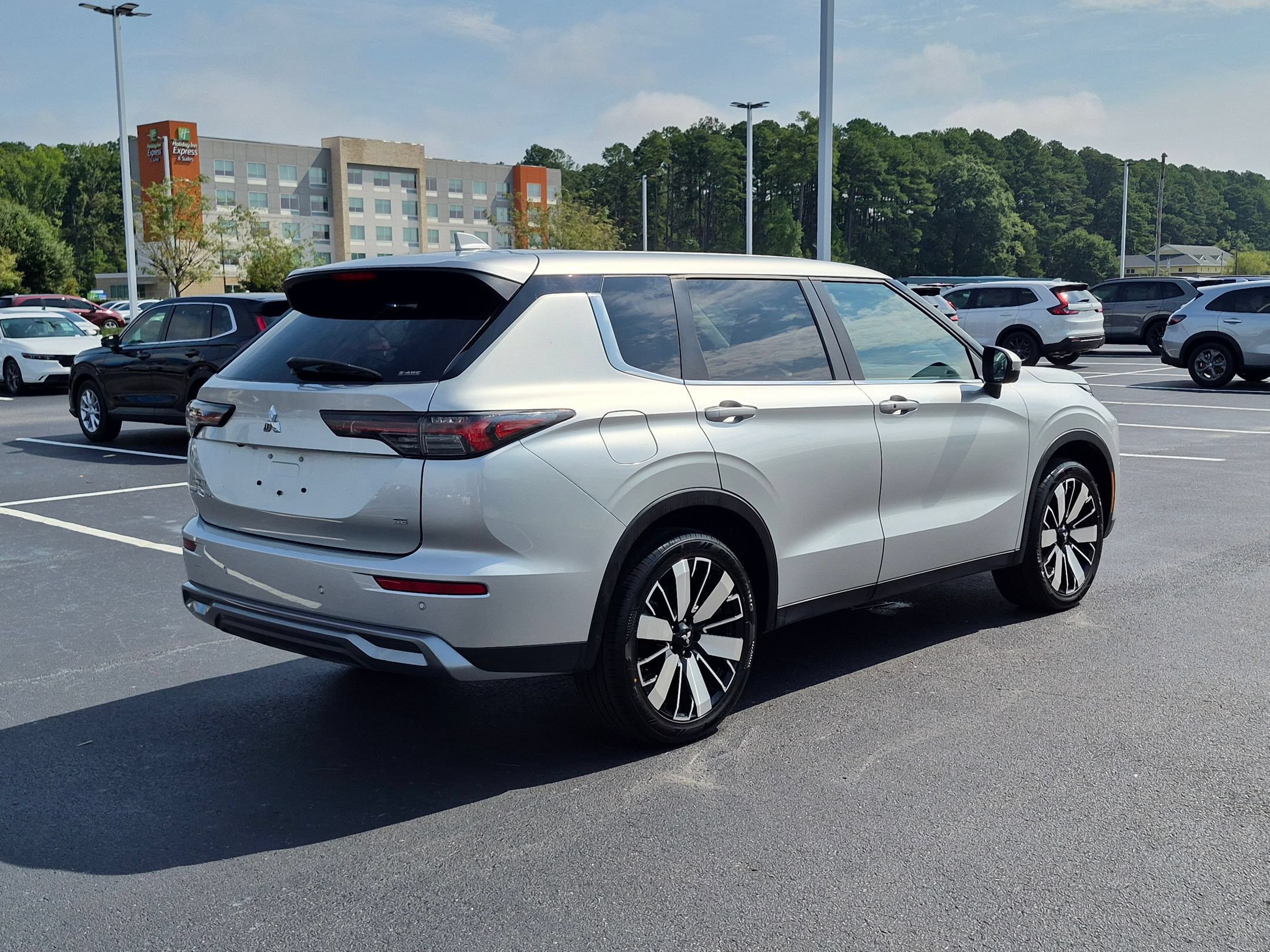 Used 2025 Mitsubishi Outlander AWD image 3