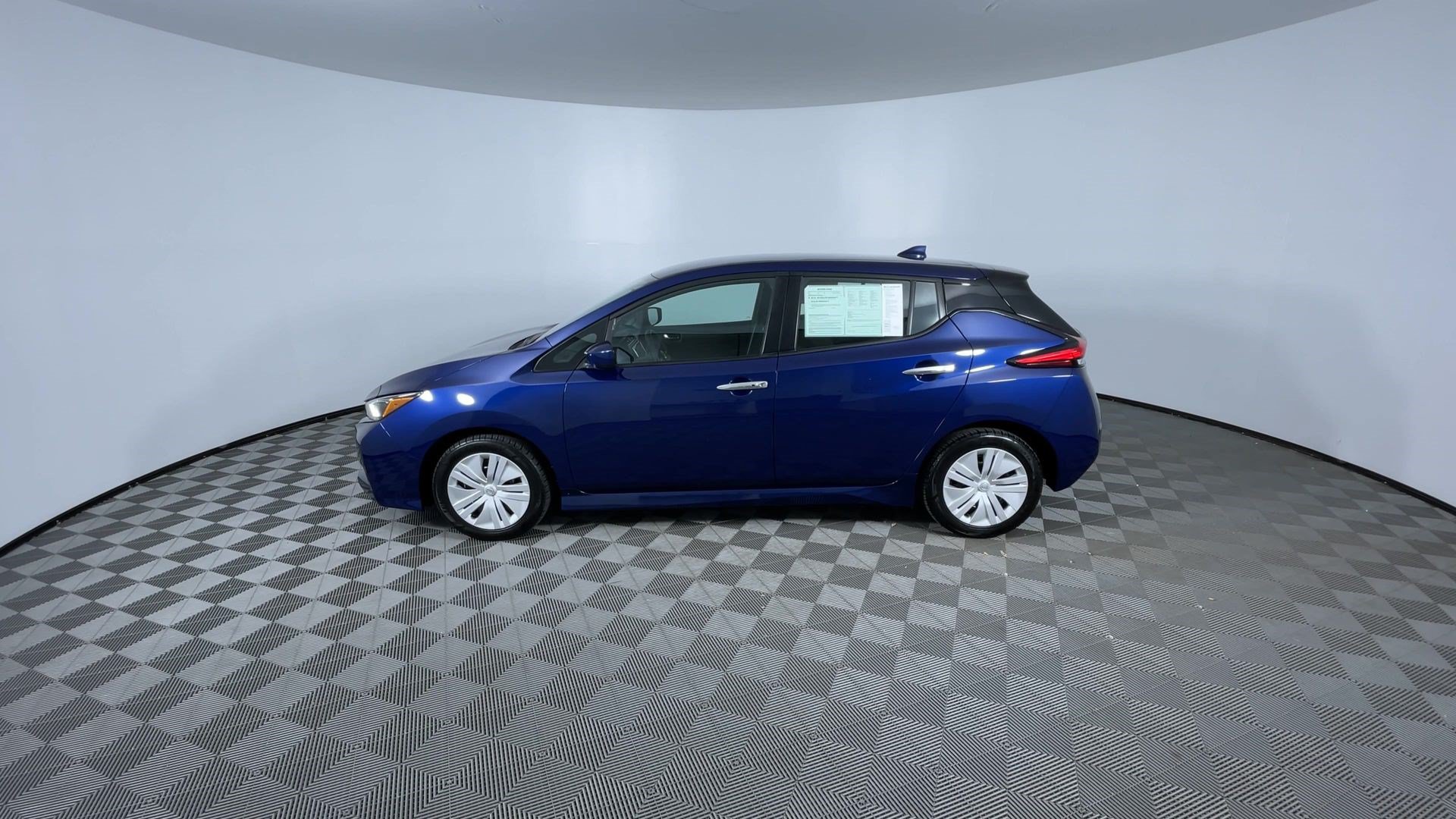 Certified 2025 Nissan Leaf S FWD image 5