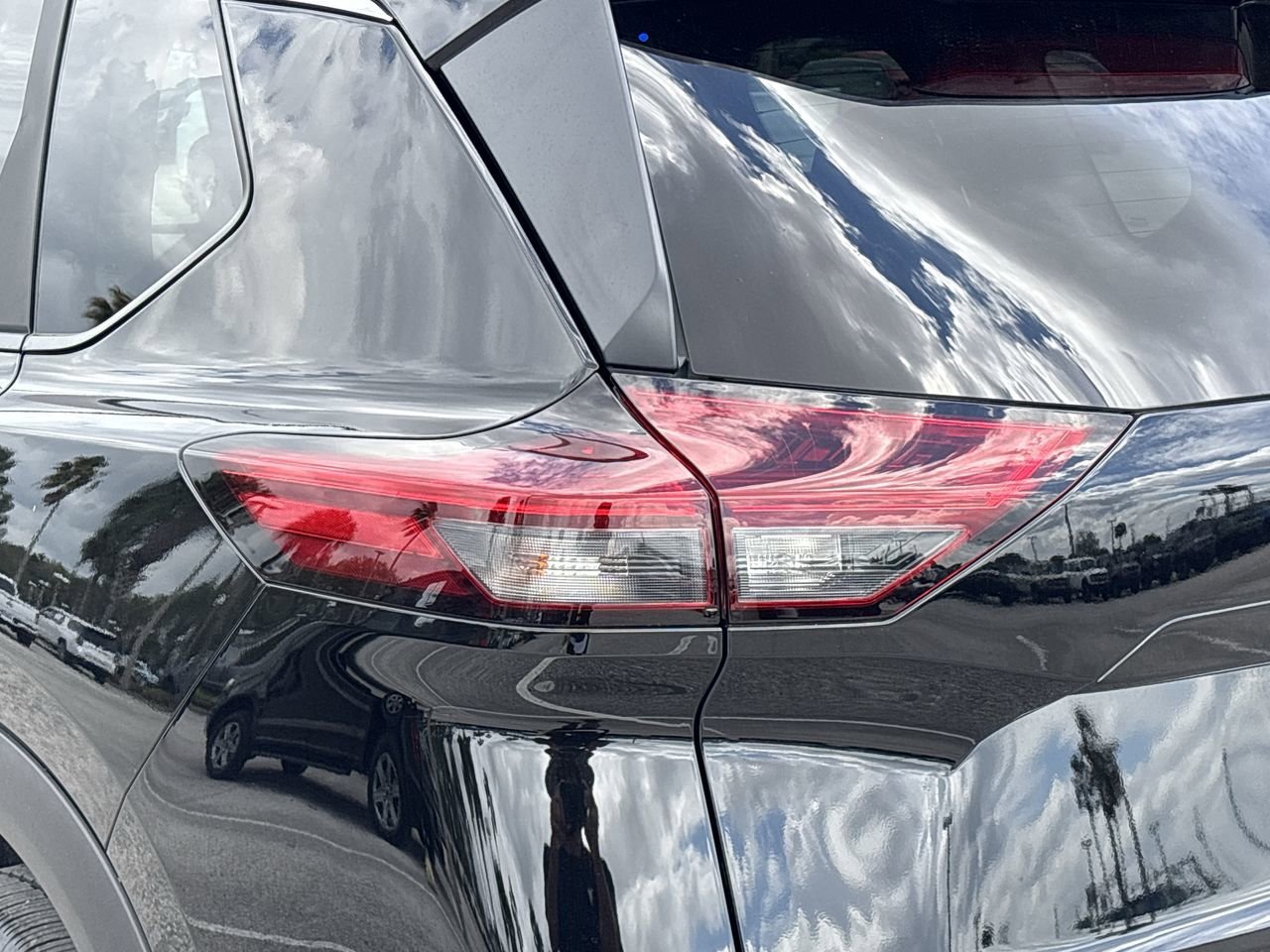 Used 2023 Nissan Rogue SV FWD image 7