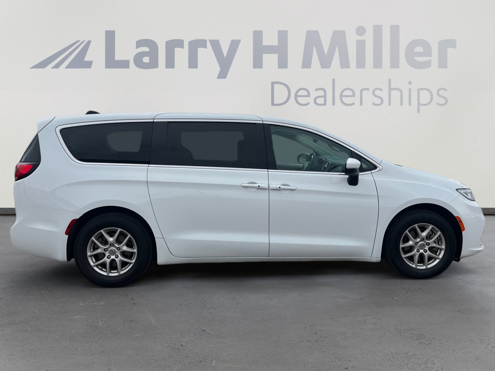 Certified 2023 Chrysler Pacifica Touring-L image 6