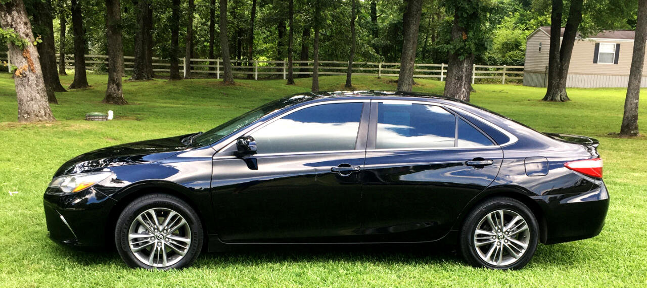 Used 2017 Toyota Camry SE image 2