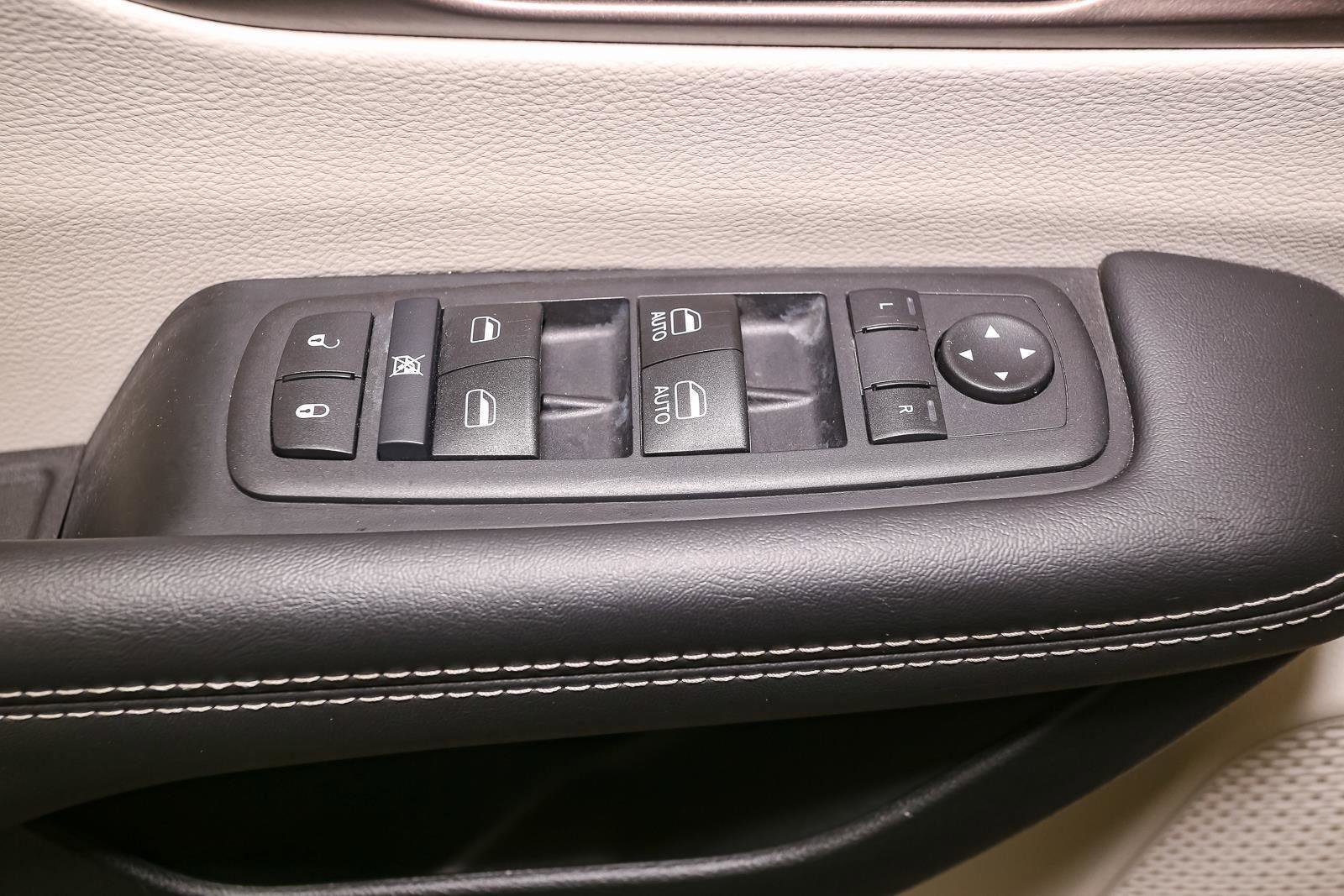 Used 2024 Chrysler Voyager LX image 40