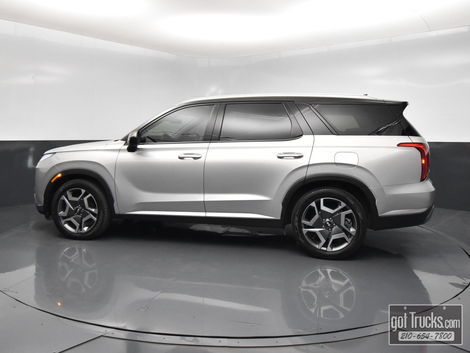 Used 2024 Hyundai Palisade SEL w/ Premium Package FWD image 3