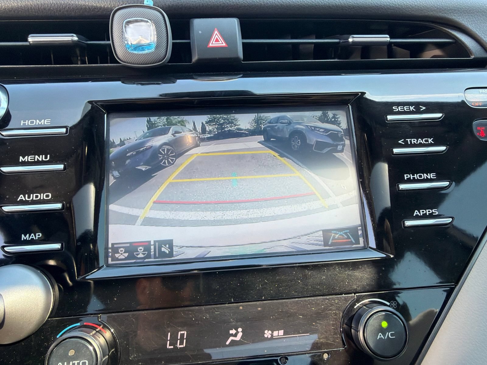 Used 2019 Toyota Camry SE w/ Convenience Package FWD image 9