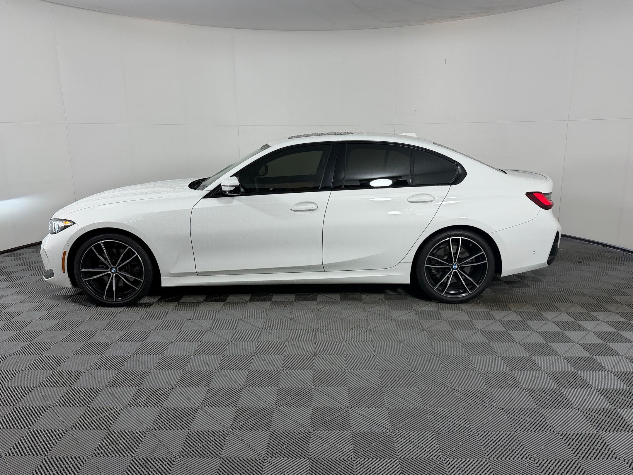 Used 2023 BMW 330i Sedan w/ M Sport Package RWD image 2