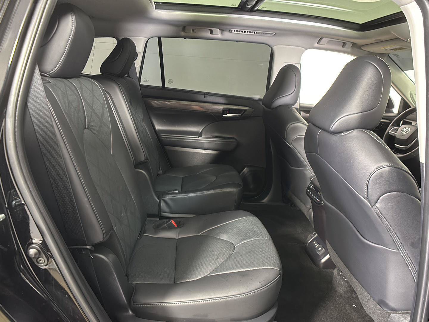 Used 2025 Toyota Highlander Platinum AWD/4WD image 13