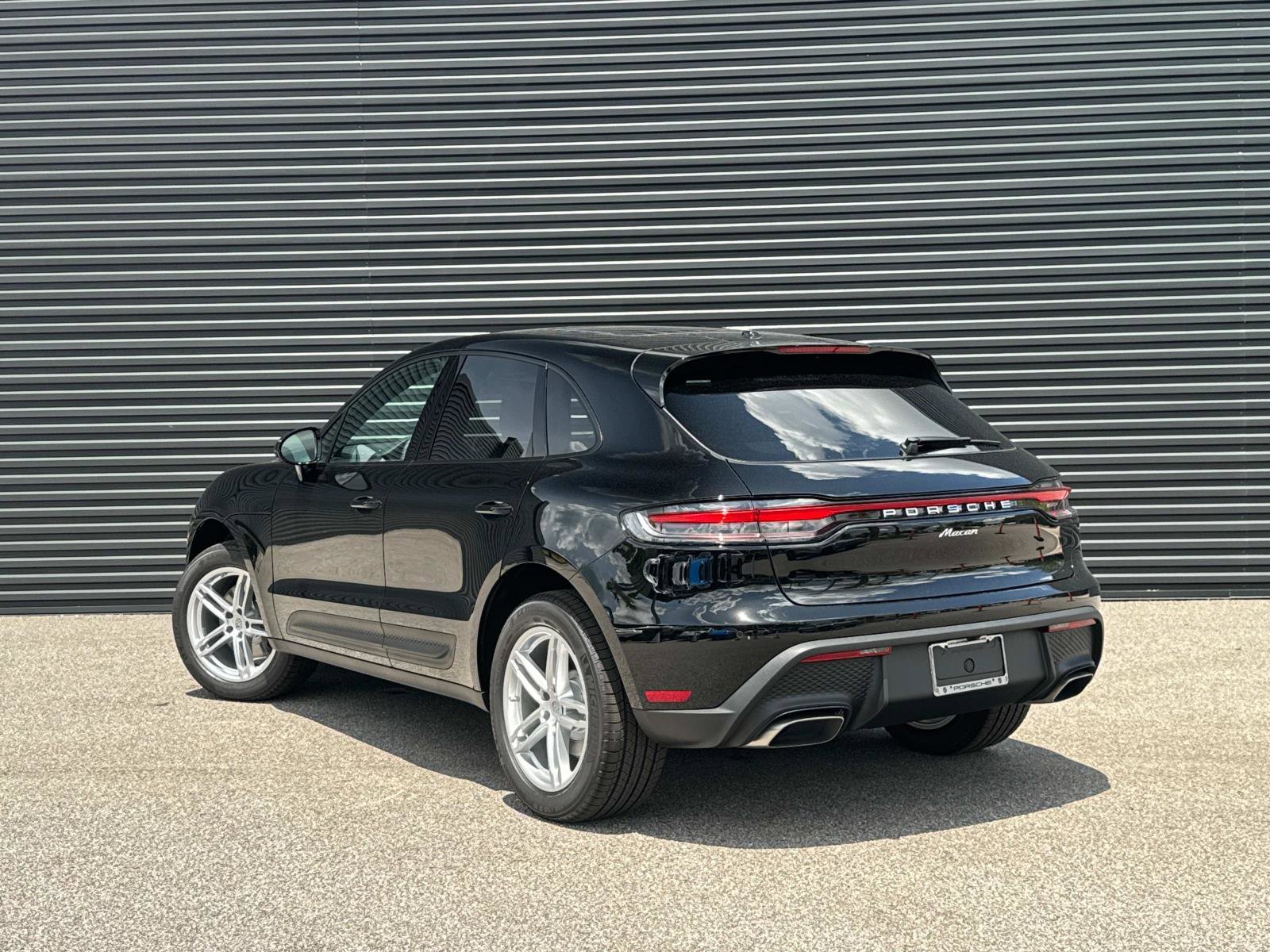 Used 2025 Porsche Macan image 3