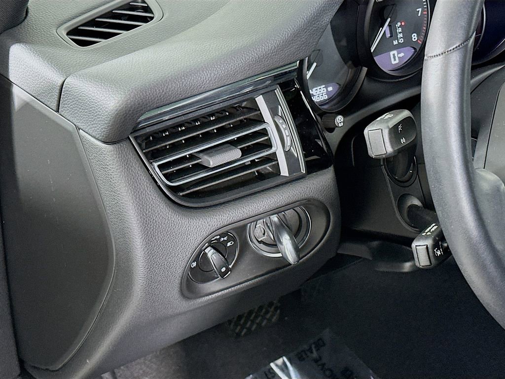 Used 2025 Porsche Macan image 11