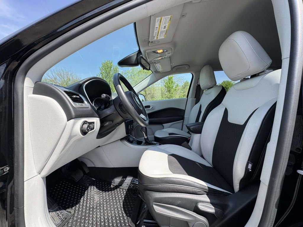 Used 2018 Jeep Compass Latitude w/ Cold Weather Group AWD/4WD image 13