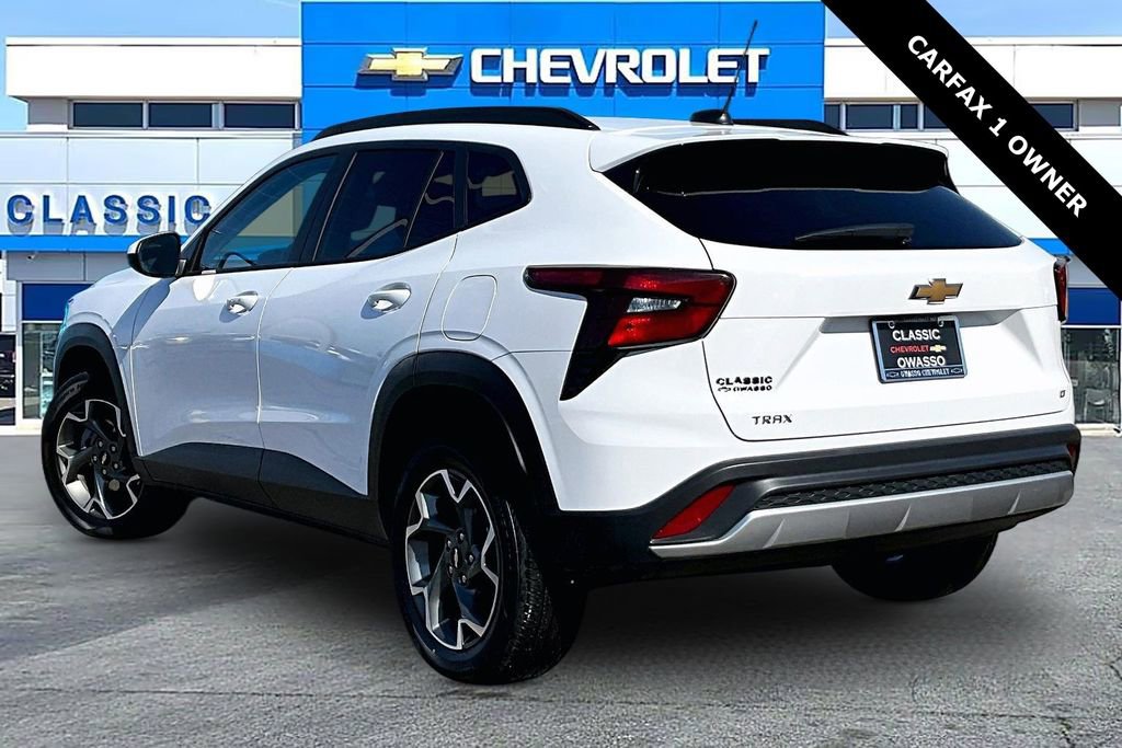 Used 2025 Chevrolet Trax LT w/ LT Convenience Package image 4