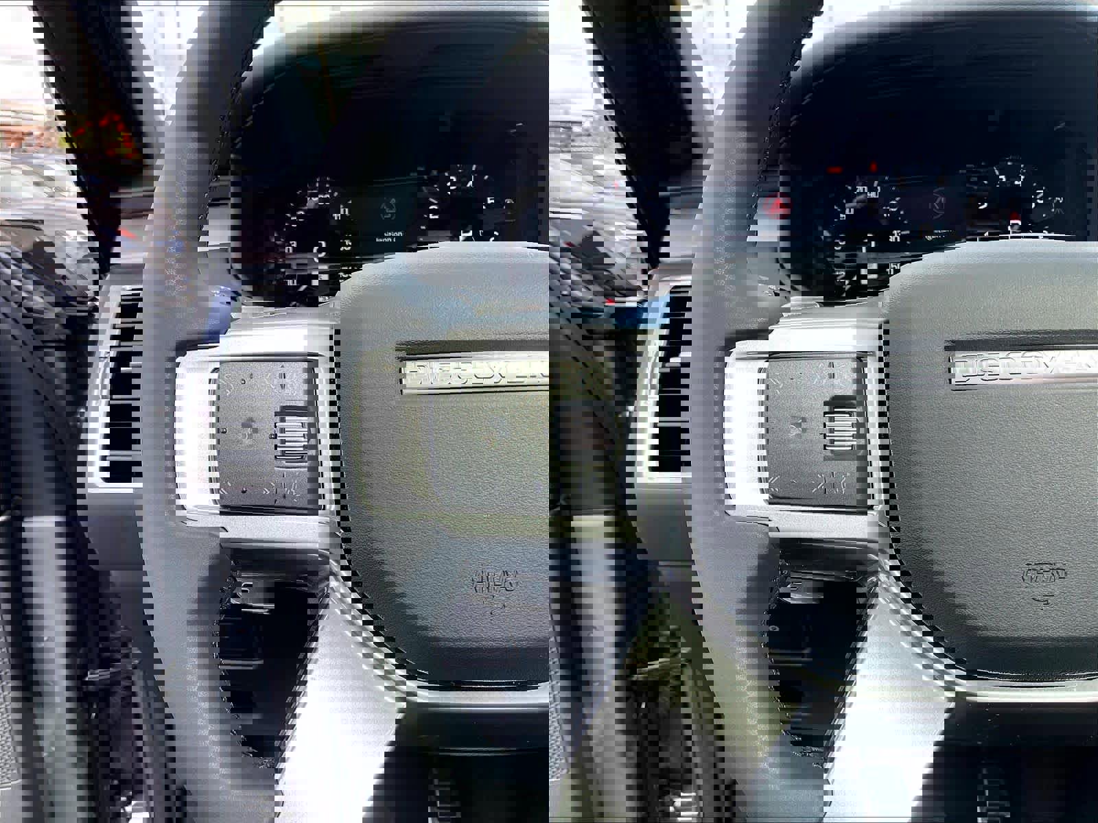 Used 2025 Land Rover Discovery Dynamic SE image 18