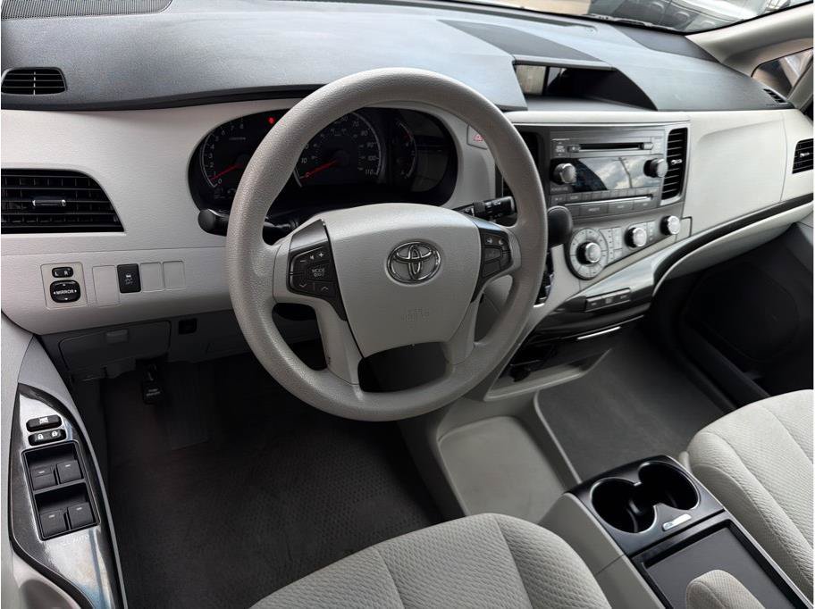 Used 2011 Toyota Sienna LE w/ Towing Pkg FWD image 2