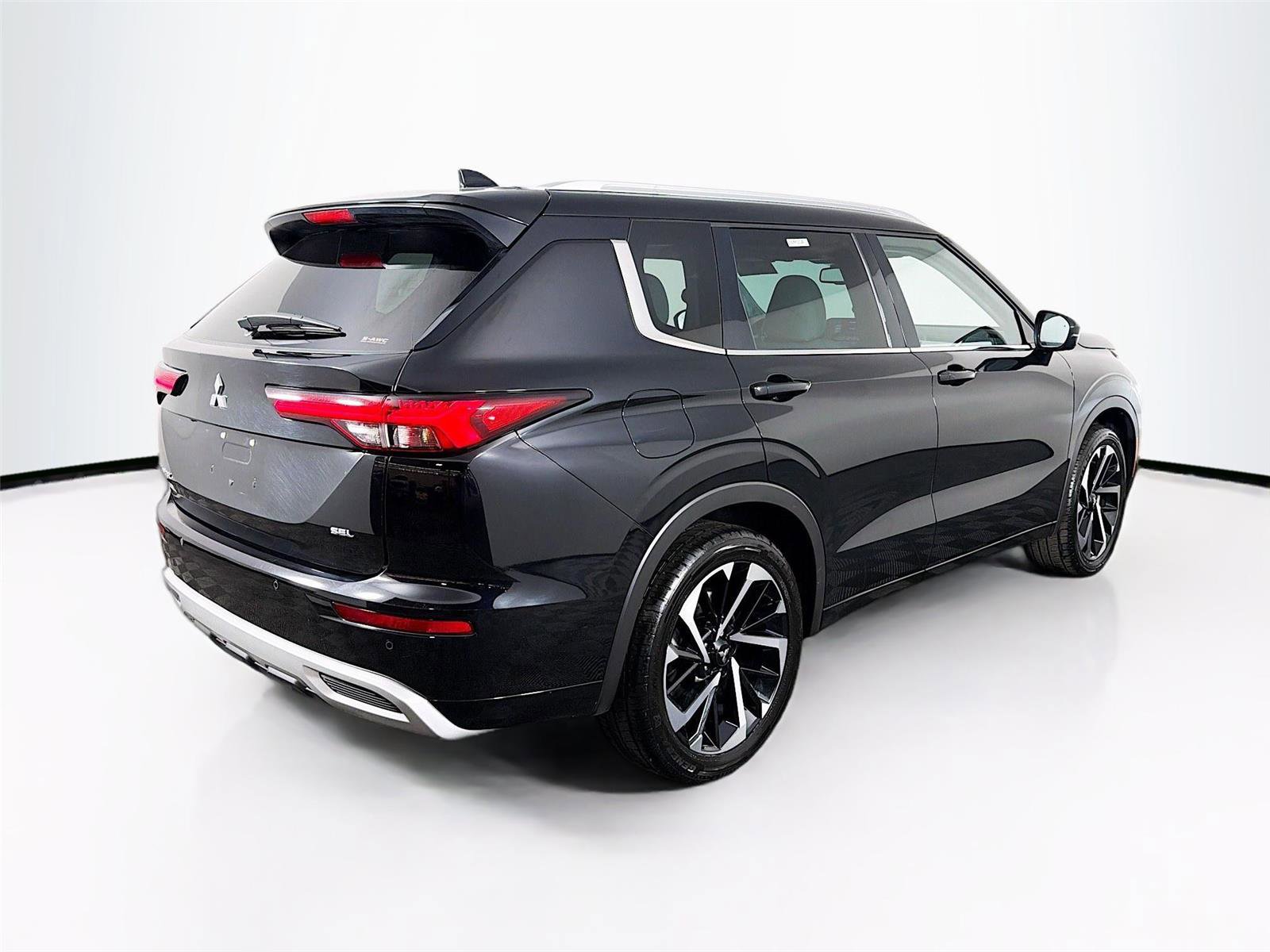 Used 2023 Mitsubishi Outlander SEL image 7