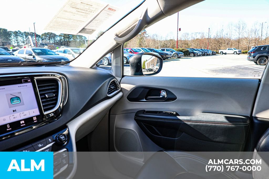Used 2023 Chrysler Pacifica Touring-L image 49