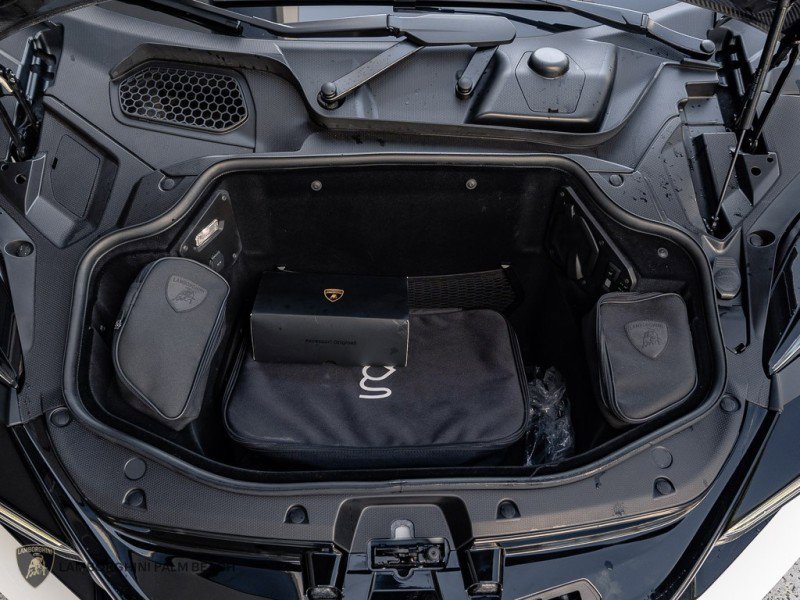 Used 2025 Lamborghini Revuelto image 30