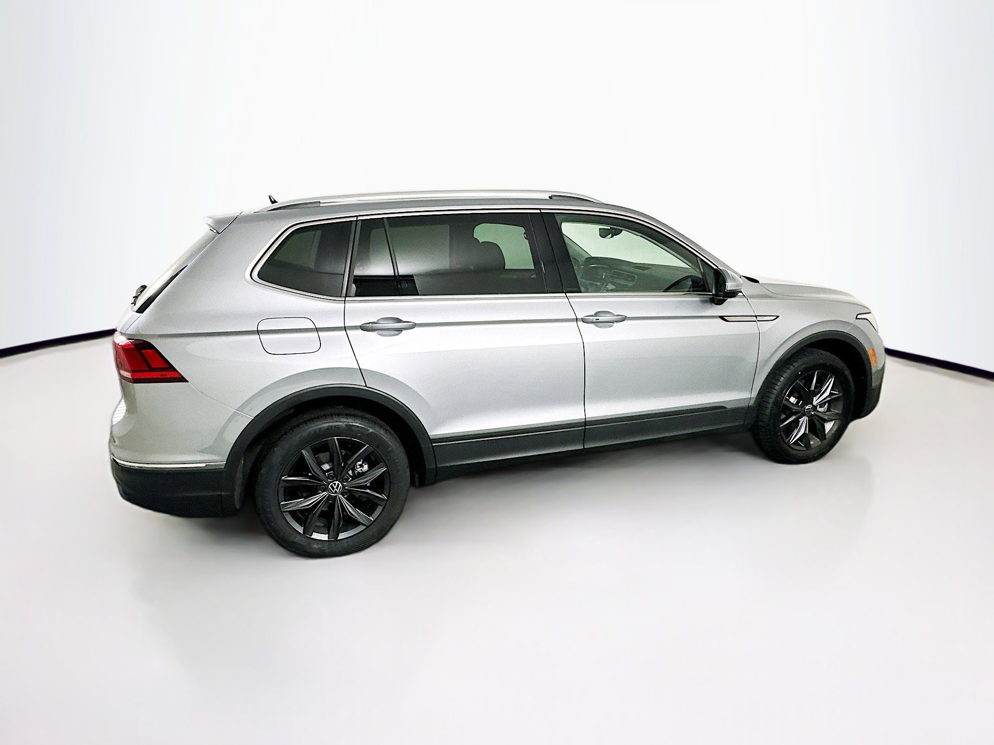 Used 2022 Volkswagen Tiguan SE w/ Panoramic Sunroof Package image 10