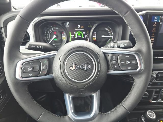 Used 2025 Jeep Wrangler Unlimited Sahara w/ Safety Group image 17