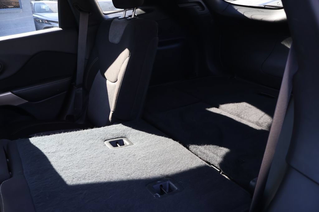 Used 2018 Jeep Cherokee Latitude FWD image 23