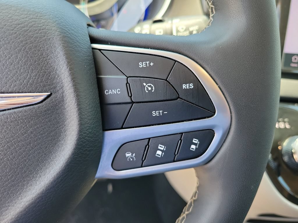 Used 2024 Chrysler Pacifica Touring-L FWD image 19