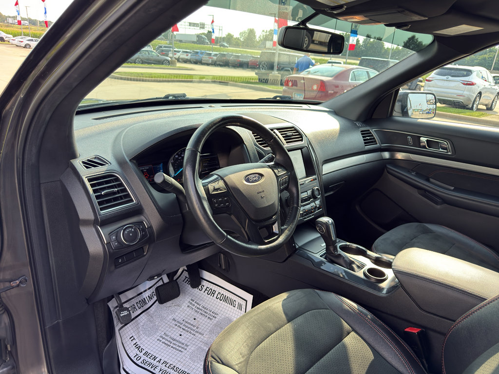 Used 2018 Ford Explorer XLT w/ Equipment Group 202A FWD image 9