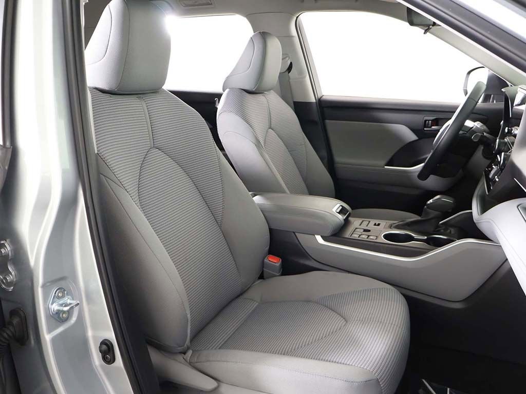 Used 2024 Toyota Highlander LE AWD/4WD image 29