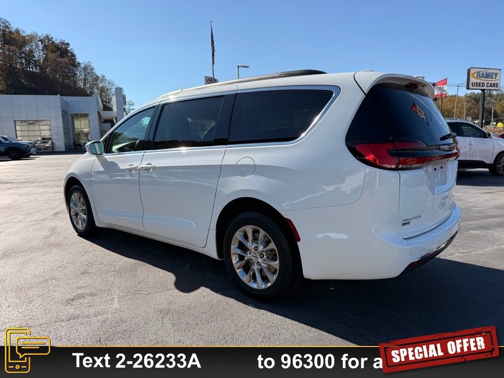 Used 2022 Chrysler Pacifica Touring-L image 7