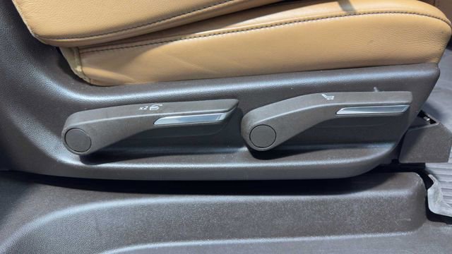 Used 2022 Cadillac Escalade ESV Premium Luxury image 17