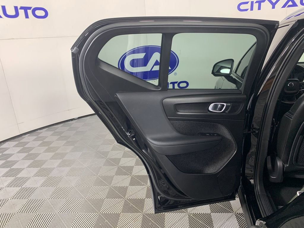 Used 2022 Volvo XC40 T5 Momentum image 30